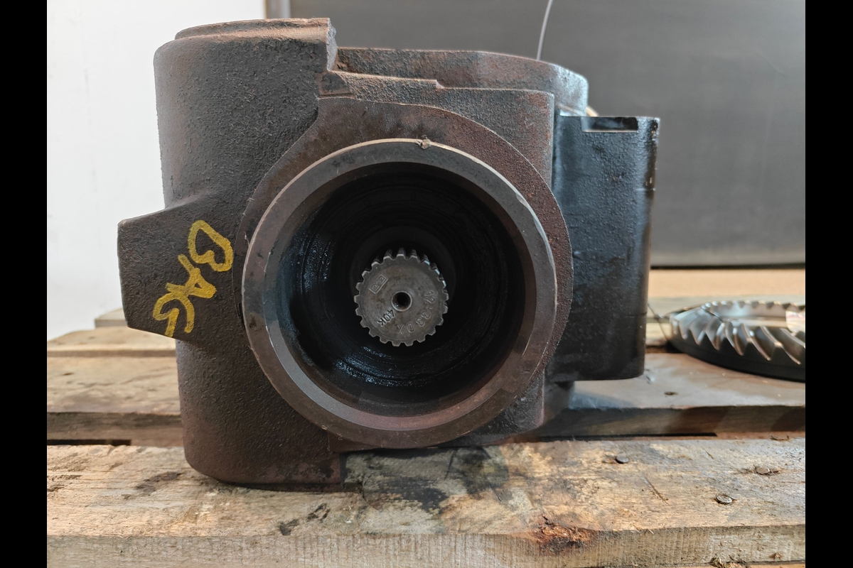 Pinion coroană diferențial punte spate New Holland B115C (Carraro)