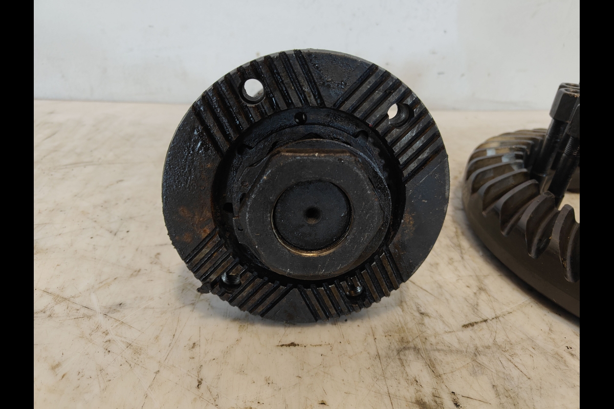 Pinion coroană diferențial punte spate Volvo L90F